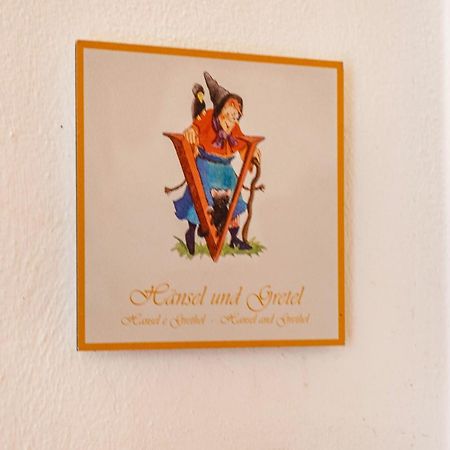 Haensel Und Gretel Schlosshof Umes ภายนอก รูปภาพ