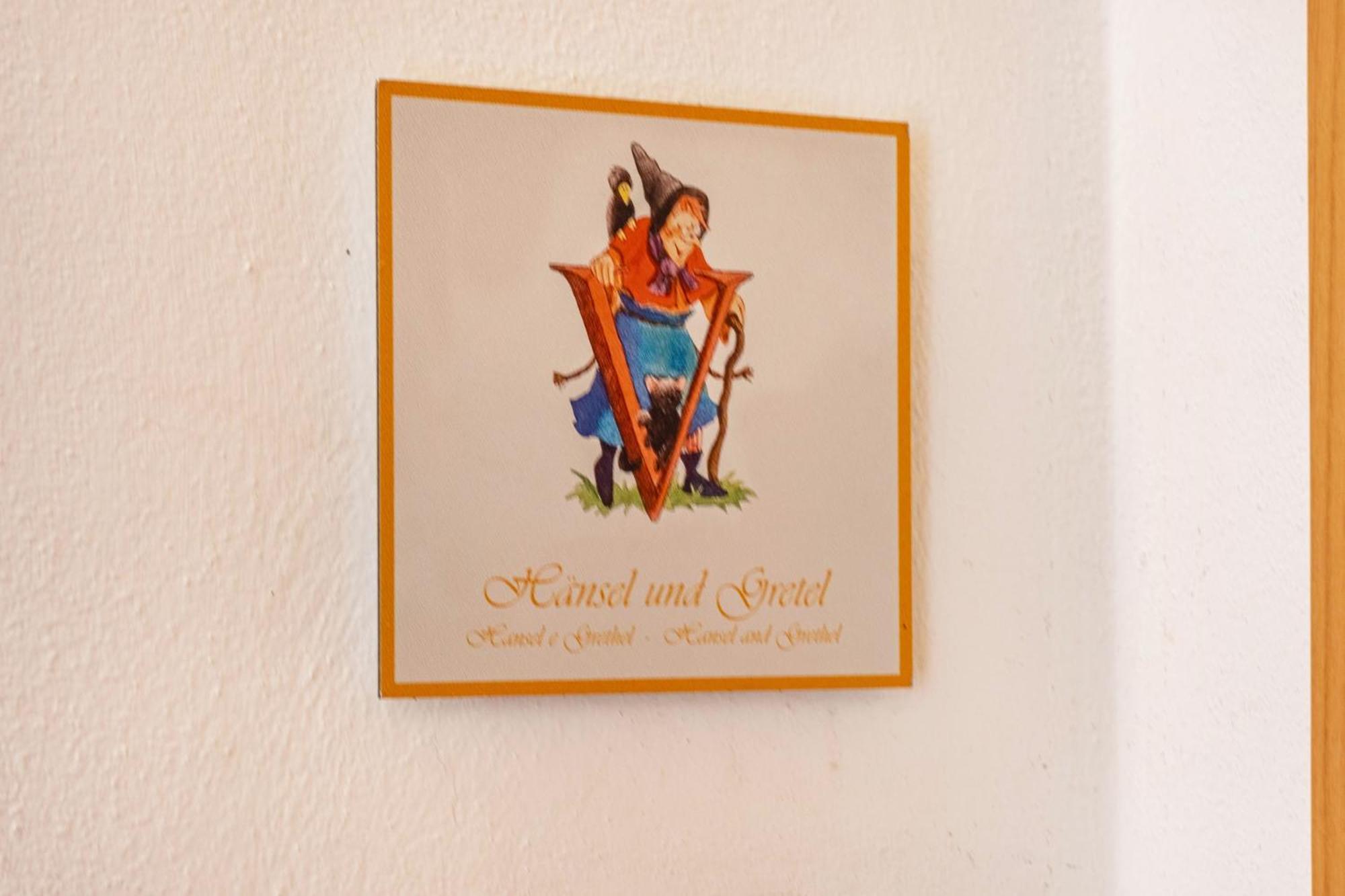 Haensel Und Gretel Schlosshof Umes ภายนอก รูปภาพ