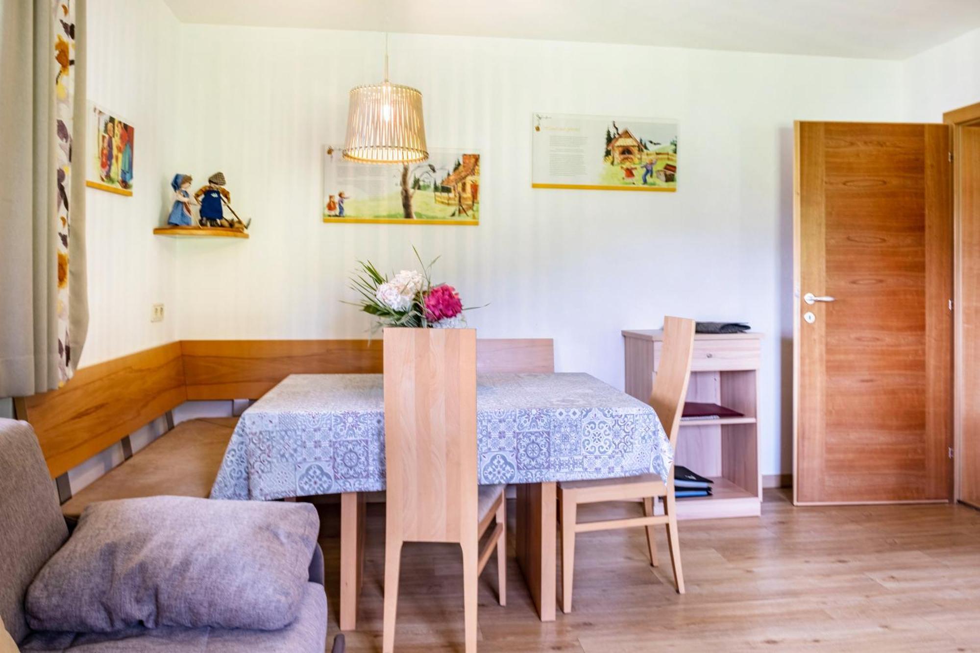 Haensel Und Gretel Schlosshof Umes ภายนอก รูปภาพ